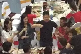 刘强东携章泽天给员工敬酒，谈愿景振奋人心，章泽天眼神太甜了！图片