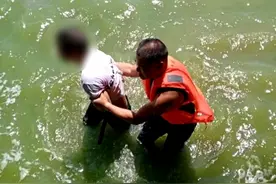 “水都要淹到下巴了”，张师傅看到这一幕，冲下了滇池图片