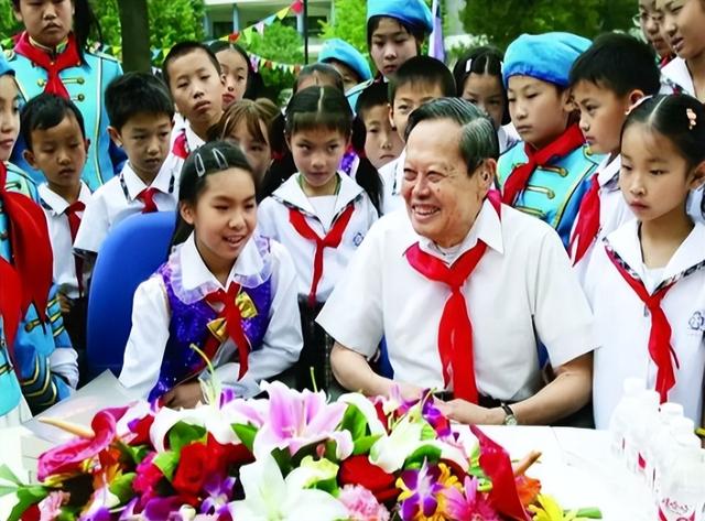 杨振宁身覆国旗，翁帆是家属代表站第一位，重量级好友也到场悼念