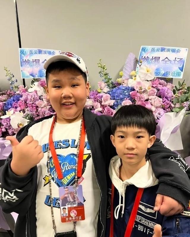 郭汾阳和社会朋友合影，气场全开	，小时候可爱，长大后初现霸总范