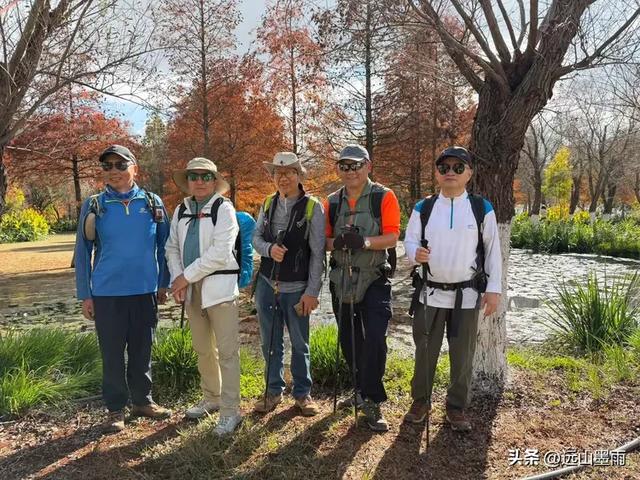 随走呈贡大学城，逛梁王湖、转小土林，感受多彩的秋冬世界，休闲