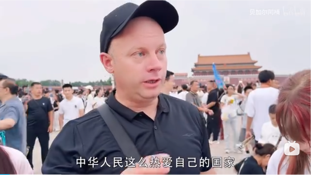老外到北京看升国旗：穿越30年时空，重写《共和国的早晨》