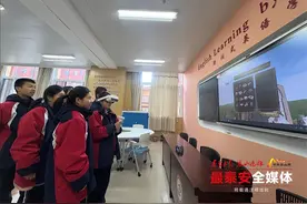 泰安三中新校英语教学引入VR 让学生从教室“迈”向世界图片