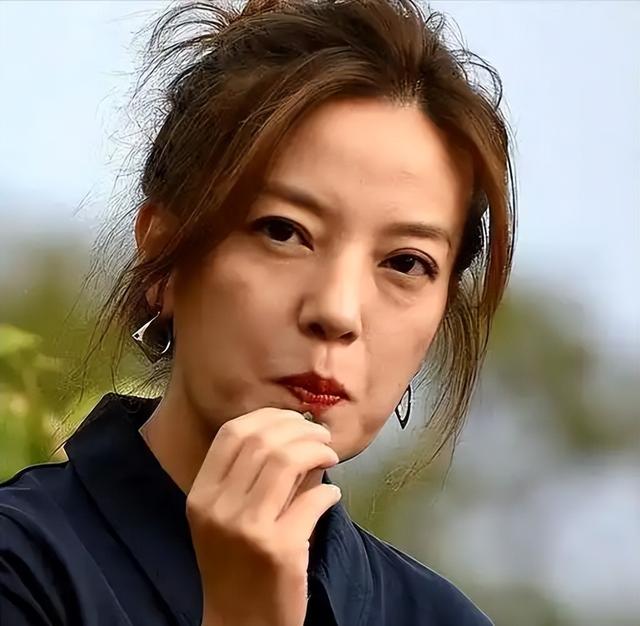 封杀四年，49岁赵薇突传消息，因胃癌去世传闻5个月前就真相大白