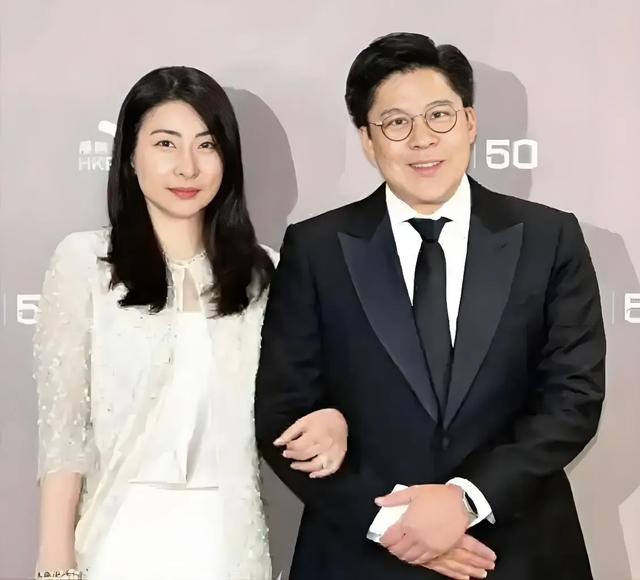 郭晶晶也没想到,79岁公公霍震霆再破天花板,让整个豪门圈沉默了