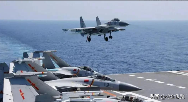 日本准航母吓破胆掉头！辽宁舰发威，055大驱“贴身”紧盯美航母