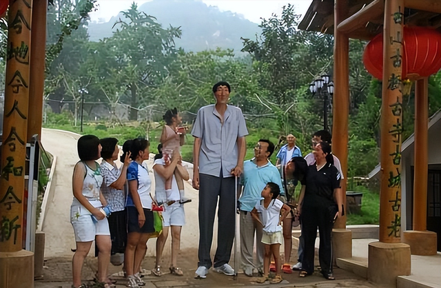 中国第一巨人鲍喜顺：不听医生劝告非要生子，现在儿子长到多高？