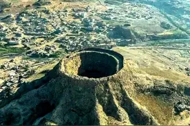 地球上曾存在直径1000米的超级巨树？那些巨大的洞口就是其遗迹？图片