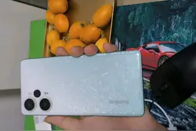 新买的红米note12 Turbo，上厕所手滑掉进深水桶里了，过程扎心!图片