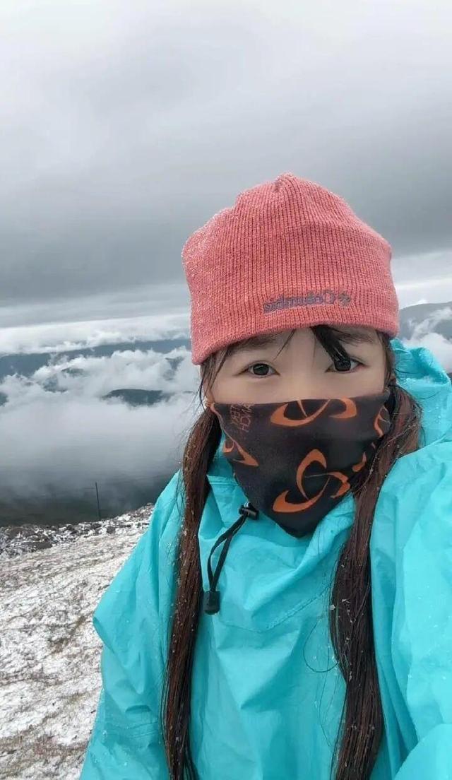 山西五台山下雪了，地面已被白雪覆盖！降雪持续一个半小时，山顶现“云海雪原”奇景
