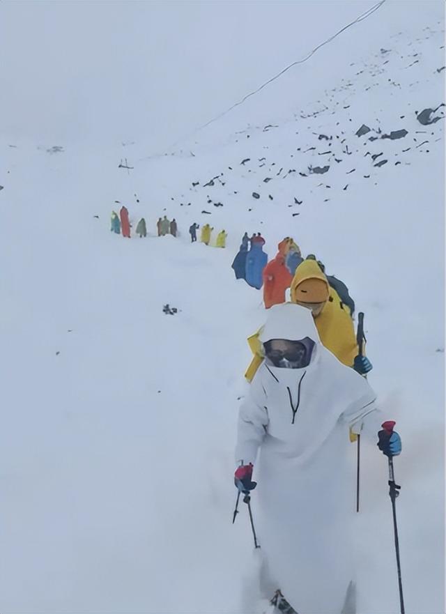 珠峰暴雪围困！向导血肉之躯开生路，百人奇迹生还，拒收天价酬金