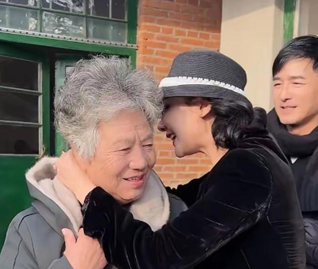 程莉莎陪郭晓东回村，和婆婆住破旧老房吃地瓜，穿3万元大衣喊冷