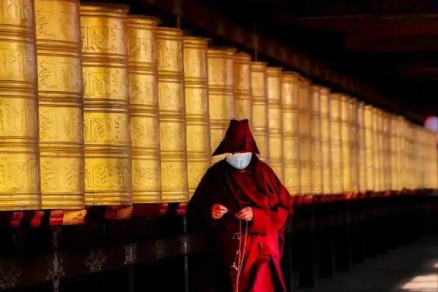 六世班禅进京真相，乾隆用宗教怀柔	，换来边疆60年安稳