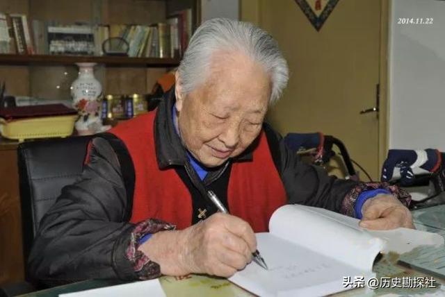 韩先楚夫人有多美？1970年的珍贵留影，她50岁容貌出众天生丽质