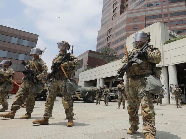 枪击事件再现，特朗普幸运神附身，两士兵中弹身亡