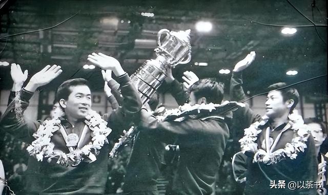 75岁梁戈亮今定居北京，是北大医学部教授，曾让癌症寡母活到81岁