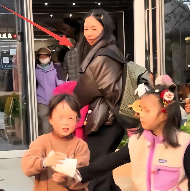 视频热传！水杯被陌生女孩一掌打翻后，妈妈出面发声	，评论区炸锅