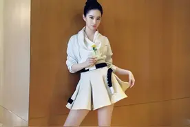 刘亦菲出席活动穿短裙，一双白腿很结实，路人表示真人不上镜图片