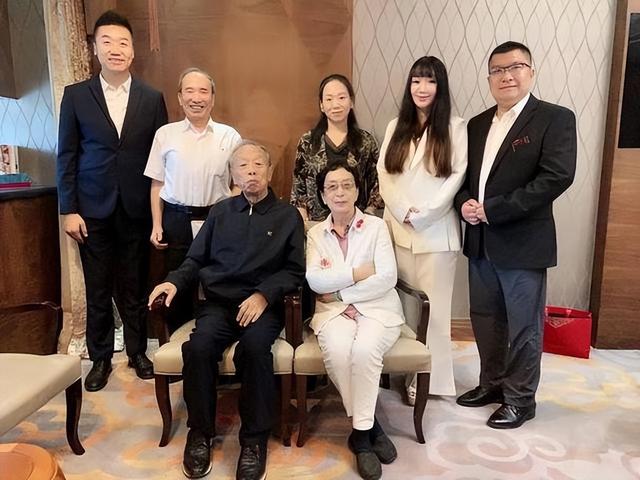 父亲是前外交部部长，妻子是阎维文女儿，他却靠自己实现“王炸”
