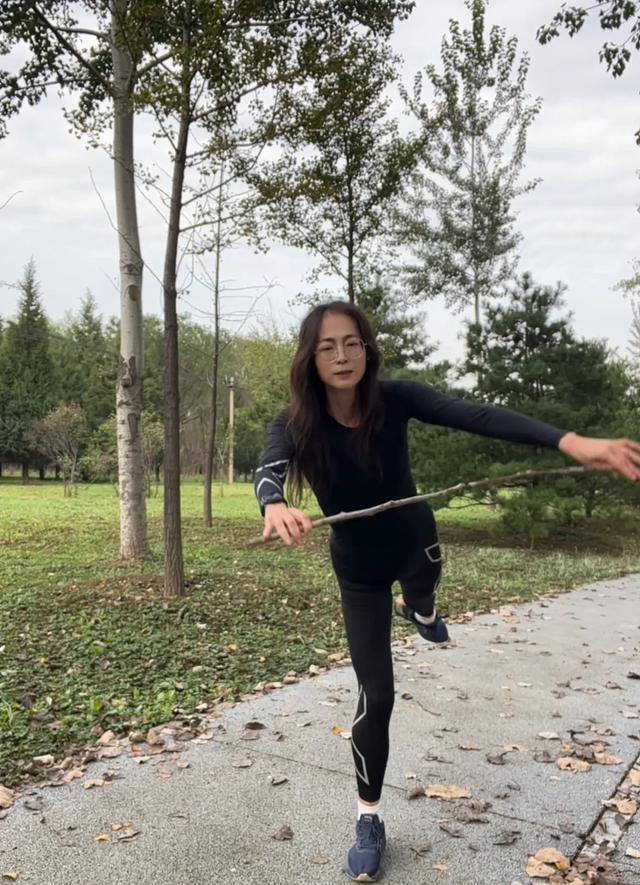 游泳就是要不停练核心练平衡练稳定，保持高平直流线型不能乱扭