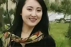 1993年，陈晓旭胖了20斤，黑长直发，依旧那么温柔，脸颊还有梨涡图片