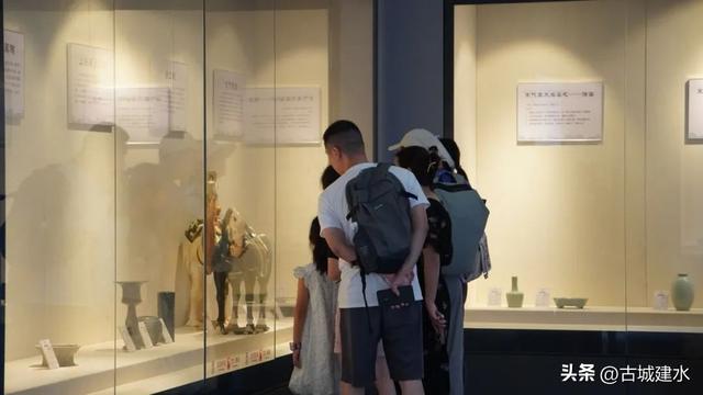 “文化纳凉” 建水图博两馆人气旺