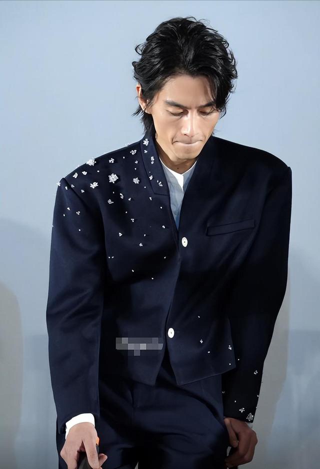 离婚9个月后，38岁陈晓再次官宣喜讯，活成陈妍希高攀不起的存在