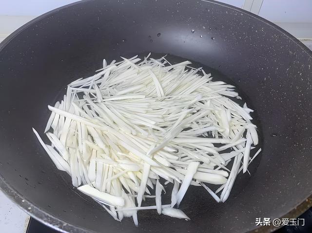 炒茭白，不要直接下锅炒，多加一步，茭白不涩口，鲜嫩好吃特下饭
