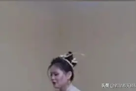 笑麻了！姐姐出嫁弟弟背姐姐意外摔倒 网友: 一看就是姐夫没给红包图片