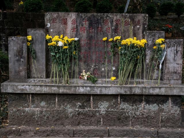 八宝山公墓中，受祭拜最多的是谁？81号墓安葬着谁？无名墓碑是谁