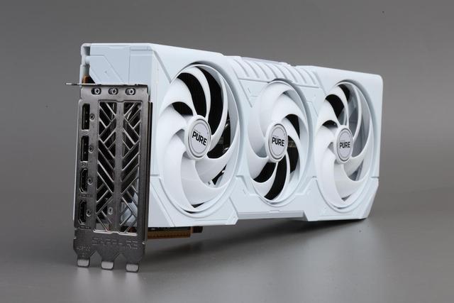 光栅游戏胜过RTX 5060 Ti，专业领域全面加速4倍领先！蓝宝石RX 9070 GRE极地OC显卡评测