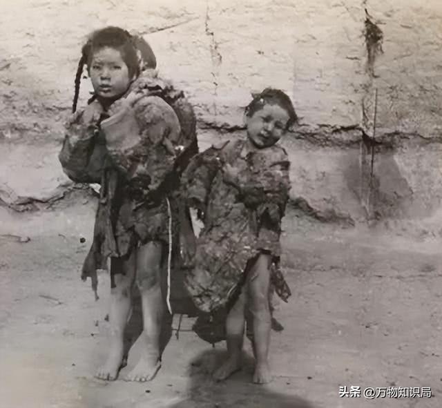 老照片：晚清时期，一名被浸猪笼的女子，躺在地上，民众冷漠围观
