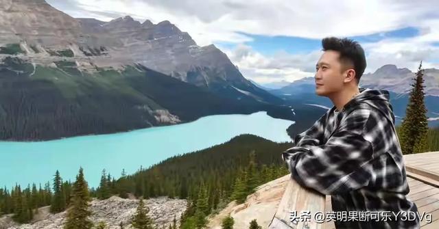 主持人杨帆一家在加拿大旅行，俩女儿一个像爸一个像妈，好幸福