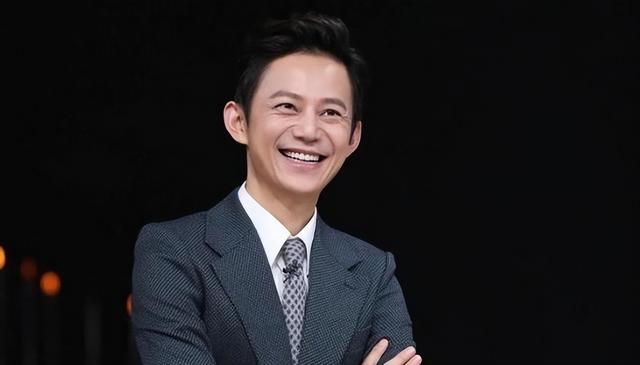 世上没后悔药？无妻无子、与保姆相伴的何炅，走上了另外一条道路