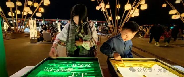 敦煌沙画惊艳亮相月牙泉“敦煌集”，引众游客围观体验