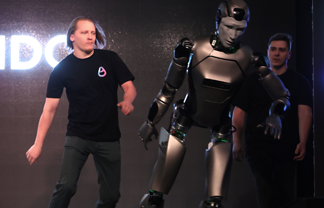 普京想在AI分一杯羹却惨吊车尾	，首款人形机器人登台即跌倒