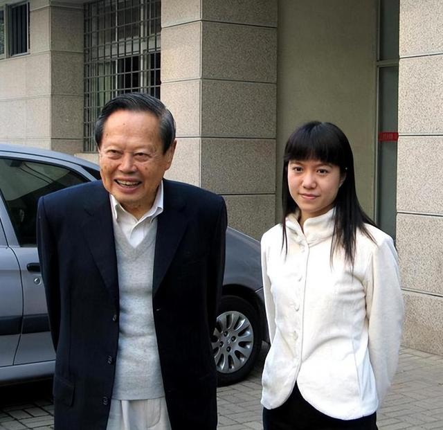 2021年，99岁杨振宁与72岁岳母罕见出镜，北京家中留影，翁帆胖了