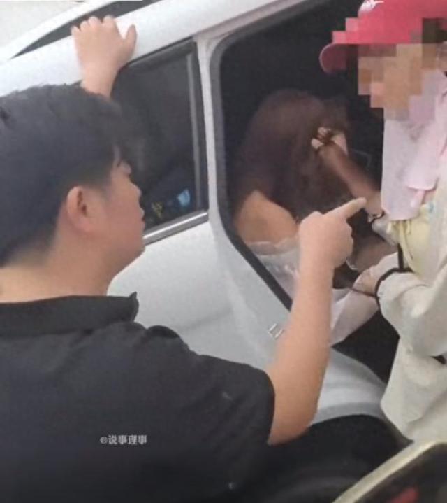 女子捉奸后续：丈夫被开除，小三皮肤白皙大长腿，穿着比原配时髦