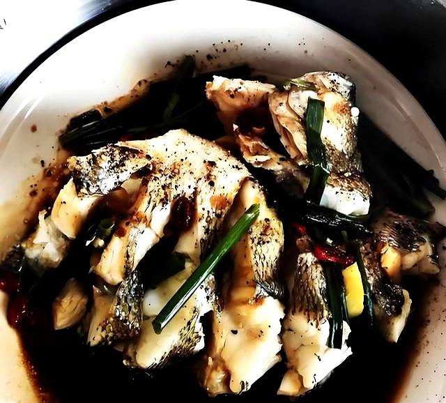 我公公有退休金，在家牛皮哄哄，我过门后炒几个菜，他一口都没吃