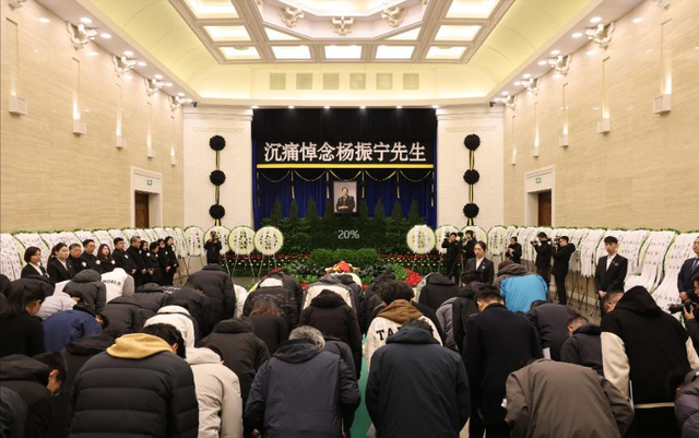 杨振宁身覆国旗，翁帆是家属代表站第一位，重量级好友也到场悼念