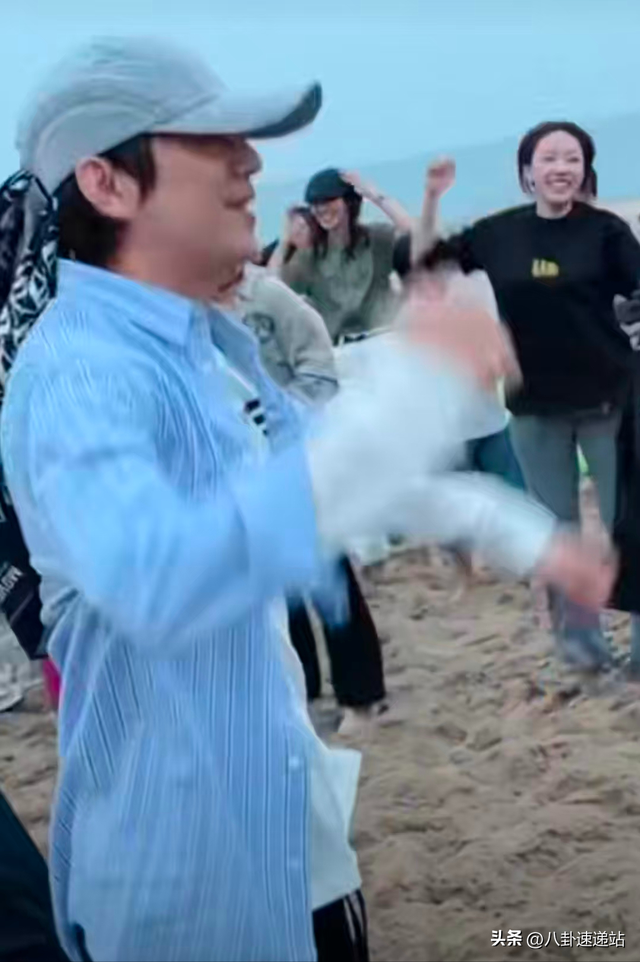 51岁的何炅被保姆起诉，无儿无女，节目停播，还是走到这一步