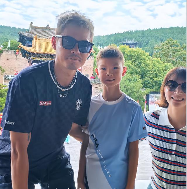 44岁谢杏芳也没想到，因林丹败光的体面，如今被9岁儿子挣了回来