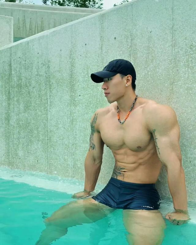 身高187的健身肌肉男网红	，野外写真秀身材颜值，简直绝绝子