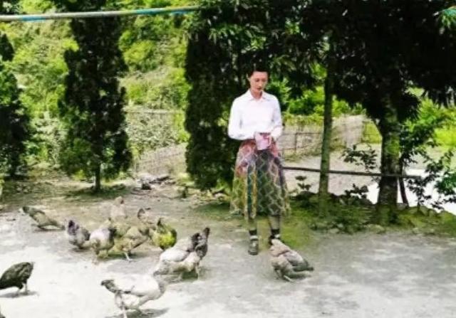 张学良痴迷一生的赵一荻有多美？16岁时在香山留影，美若天仙！