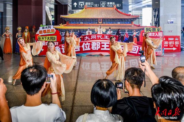 大同南站这场“明朝快闪秀”，让旅客出站即 “穿越” 平城~