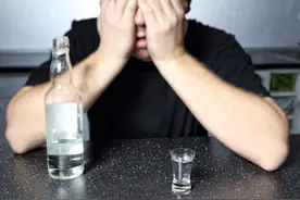 吃晚饭时，长期喝二三两白酒的人，最后身体都怎样了？告诉你真相图片