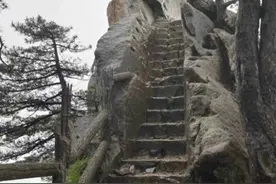 黄山飞来石遭雷击多人受伤？目击者称遇多名伤者，景区：已封闭多个景点图片