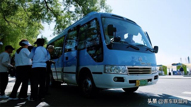 净月潭的绿色动脉：金旅纯电动考斯特守护“绿海明珠”