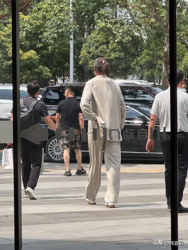 31岁朱婷回河南老家，豪车接送很低调，落选中国女排，她另有安排