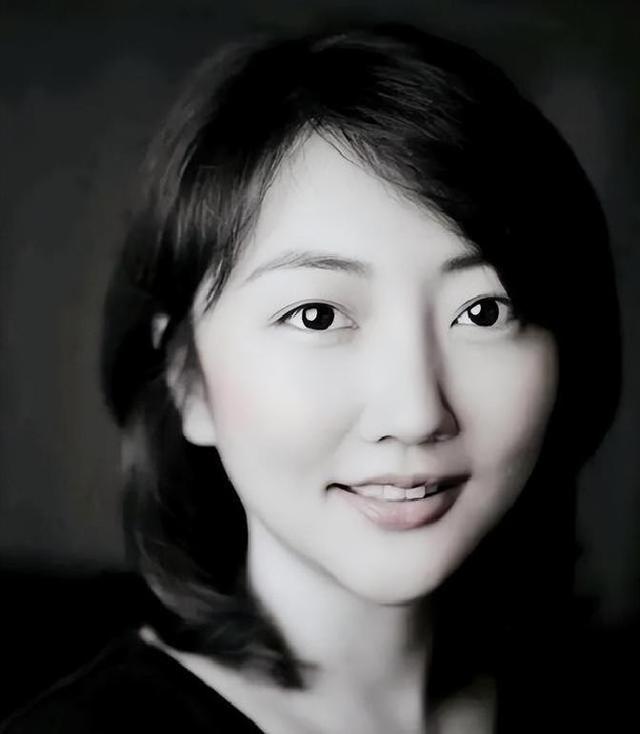 华国锋的后人发展如何？子女4人全部不姓“华”，唯独一孙女例外